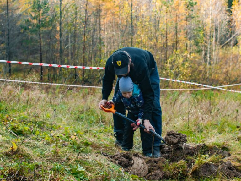 150 молодых лиственниц высадили эковолонтеры в "Линдуловской роще"