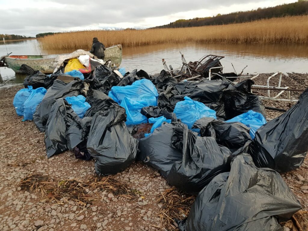 Волонтеры очистили заказники Ленобласти от 33 тонн мусора за месяц