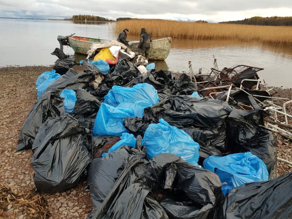 2,5 тонны мусора вывезли на лодках эковолонтеры с далекого острова в заказнике Кивипарк