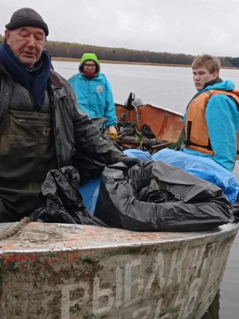 2,5 тонны мусора вывезли на лодках эковолонтеры с далекого острова в заказнике Кивипарк