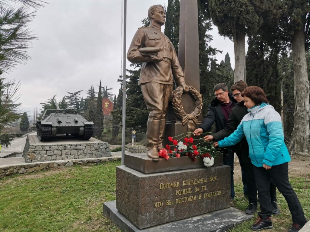 Дирекция Ленинградского отделения ВООП возложила цветы к мемориалу воинам ВОВ