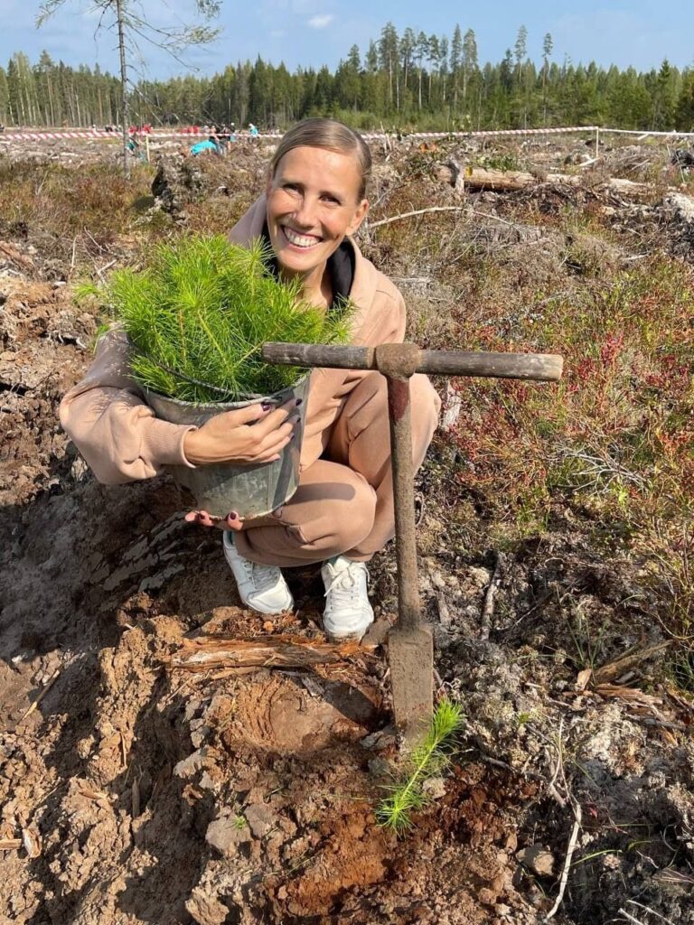 «Сохраним лес»: ВООП высадило саженцы совместно с губернатором Ленобласти