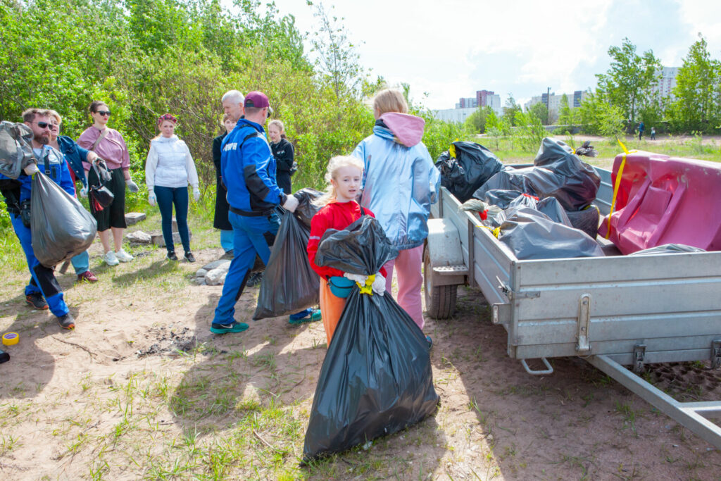 Акция «Чистые берега Евразии»:  6 тонн мусора собрали волонтеры  на берегу реки Смоленки
