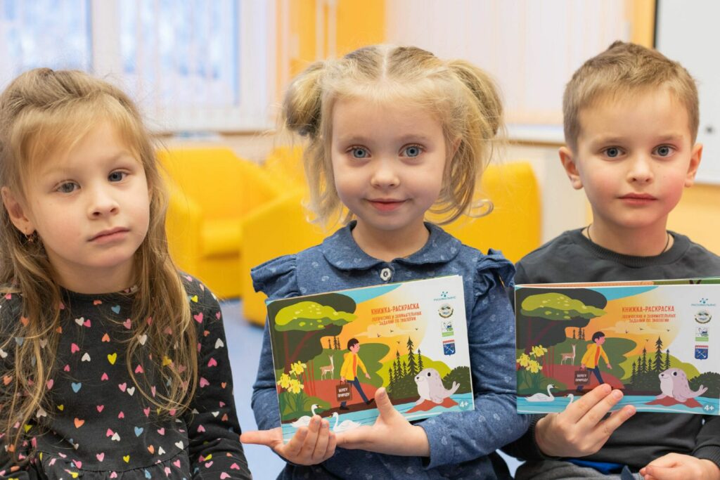 «47 экологических активностей для 47 региона»: ребятишкам из детсада в поселке Усть-Луга  подарили книжки-раскраски