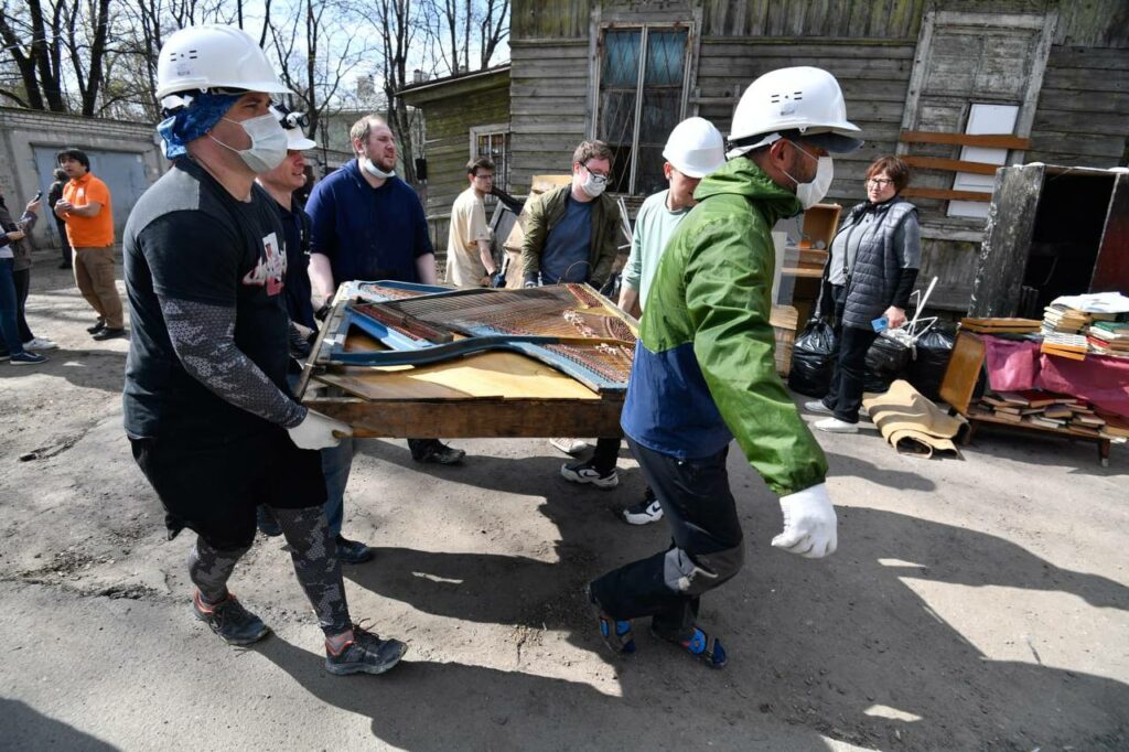 Заместитель председателя Ленинградского областного отделения ВООП совместного с губернатором Александром Дрозденко приняла участие в субботнике