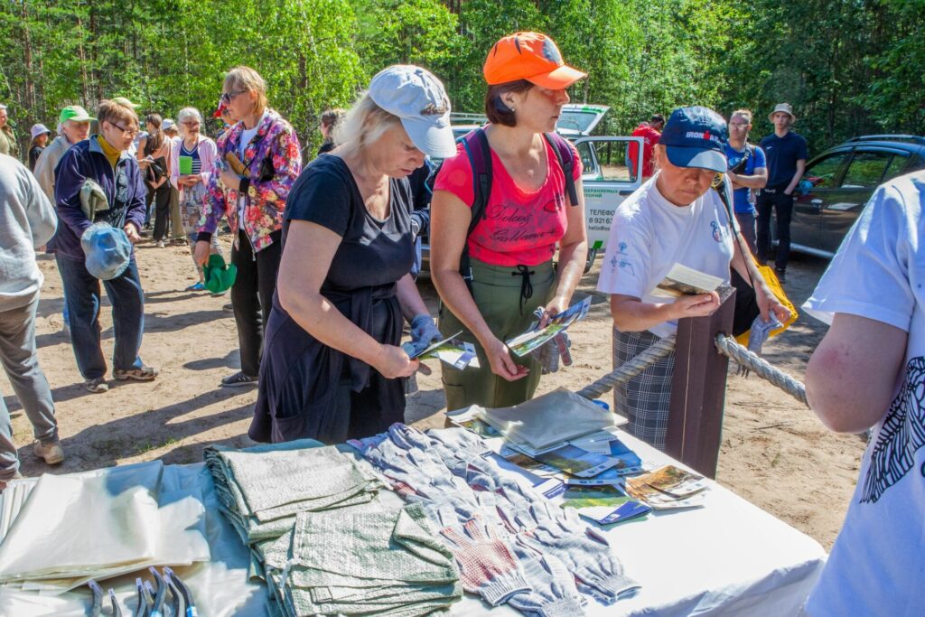 Волонтеры провели расчистку трассы экологического маршрута на полуострове Киперорт