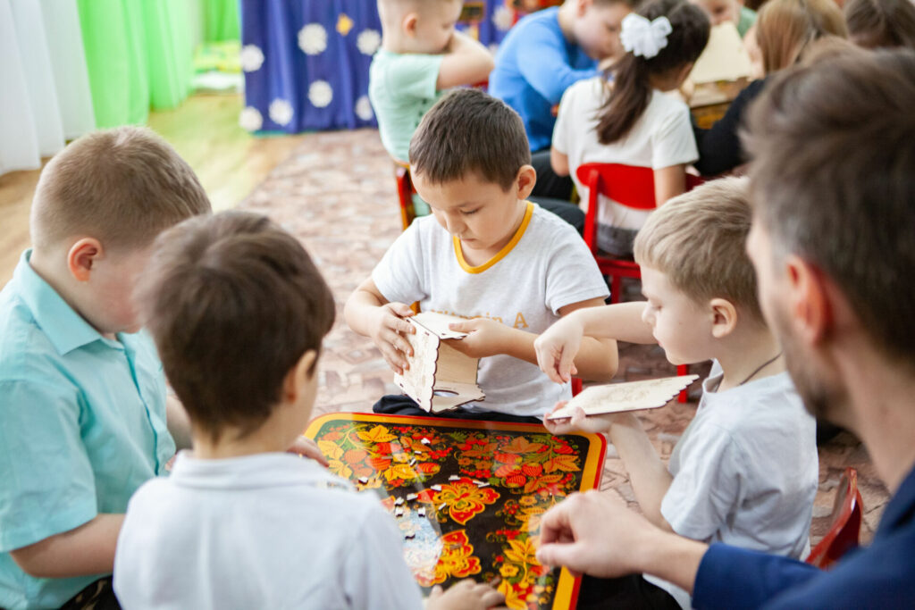 «47 экологических активностей для 47 региона»: 30 книг о природе передали «зеленой библиотеке» детского сада в Вистино